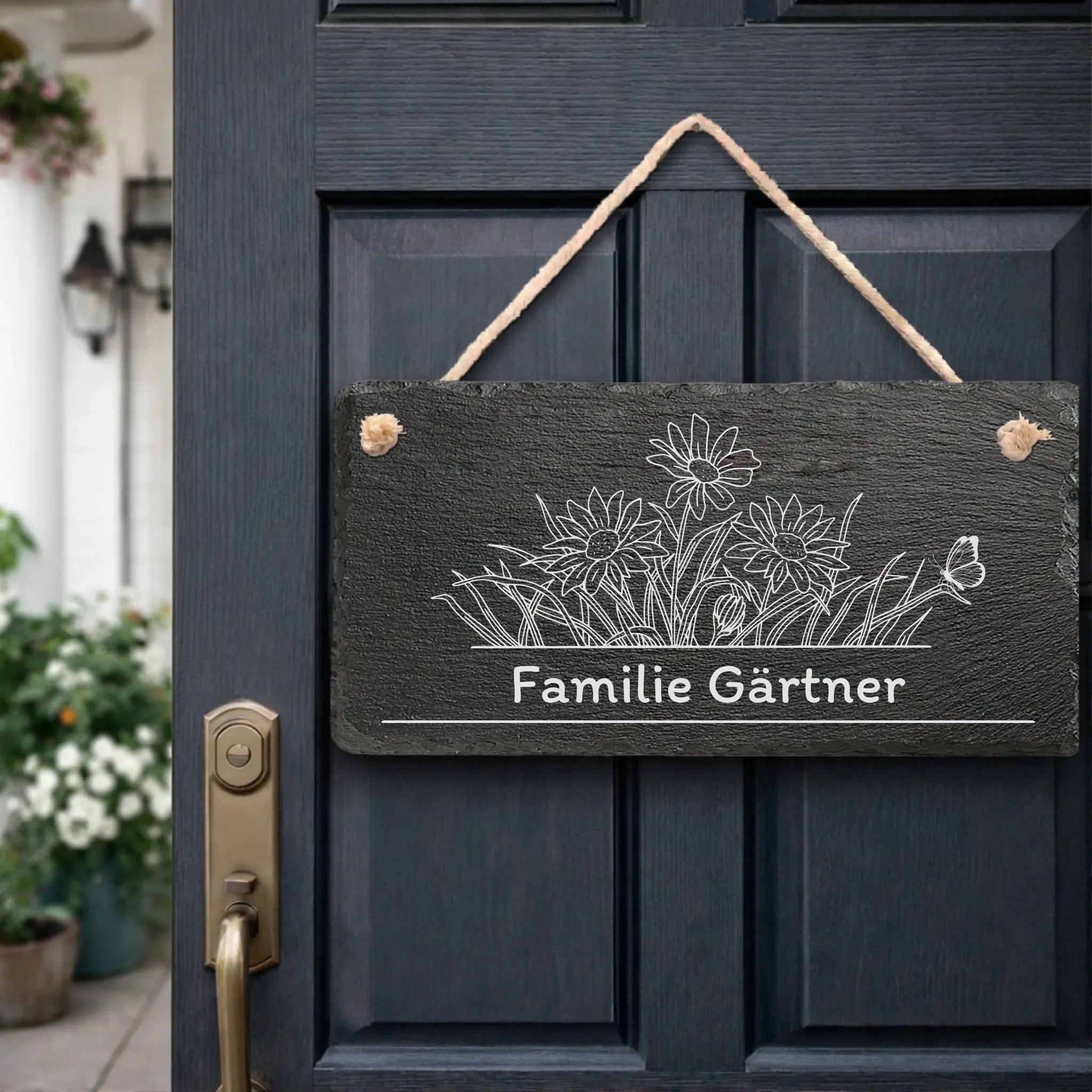 Schiefer Willkommensschild mit gravierter Blumenzeichnung, Familienname personalisiert, 30×15 cm