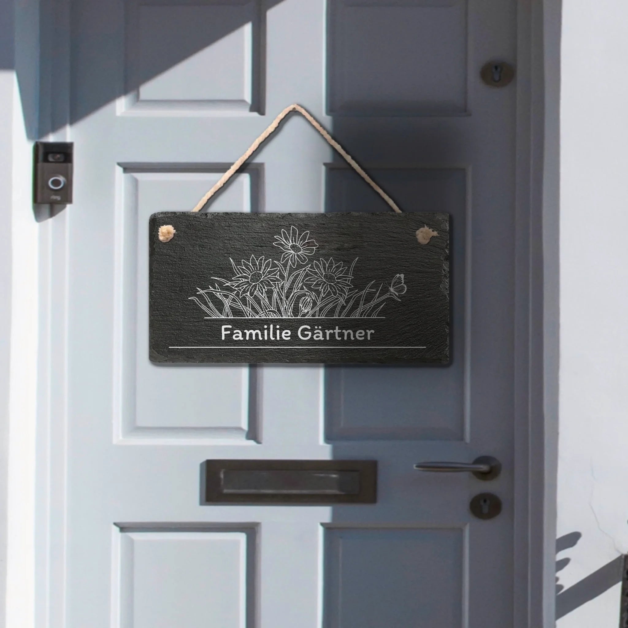 Personalisierte Schiefertafel als Türhänger mit Blumen und Schmetterling, Wunschname graviert