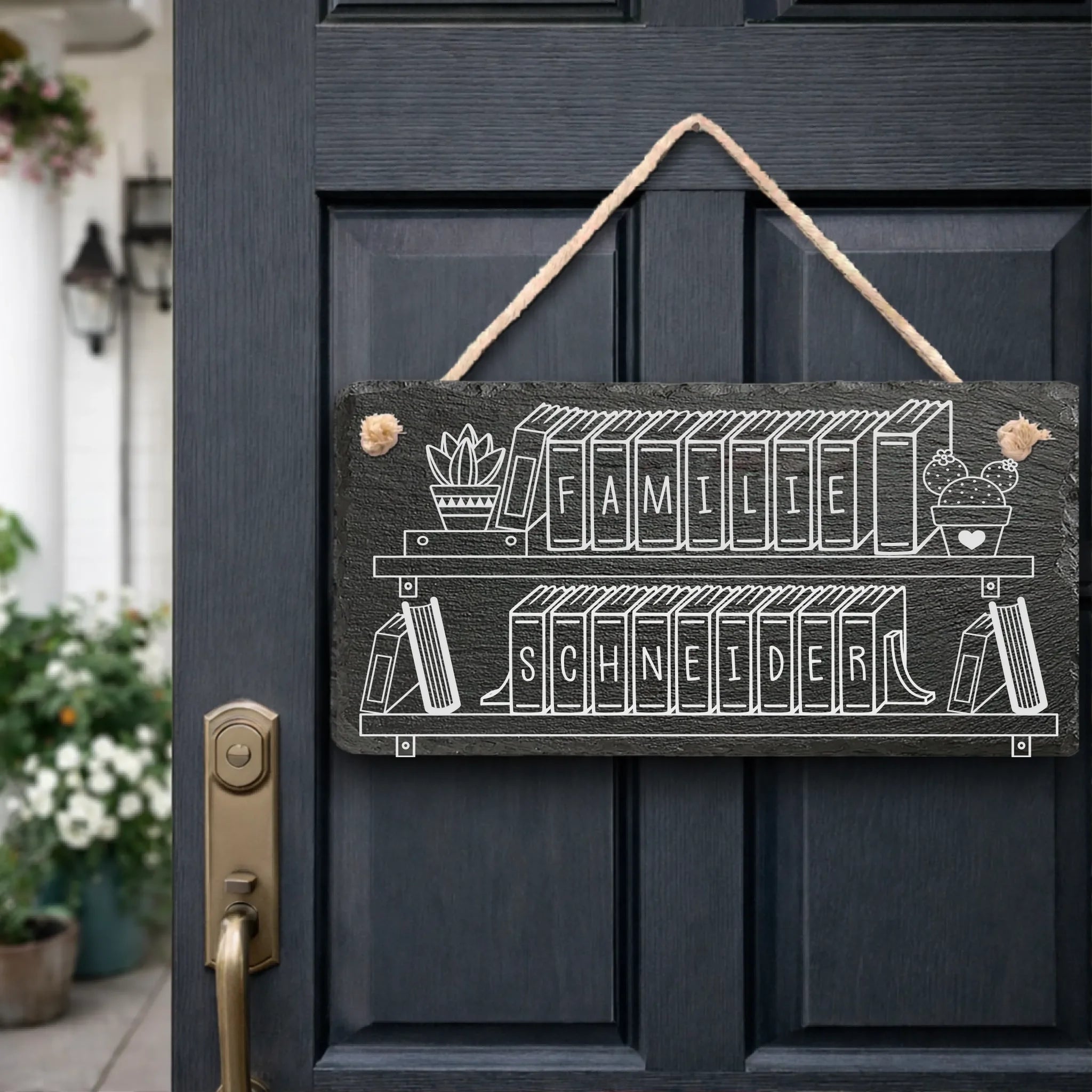 Personalisiertes Haustürschild aus Schiefer „Familienbibliothek“ mit Lasergravur, Bücherdesign, inkl. Kordel