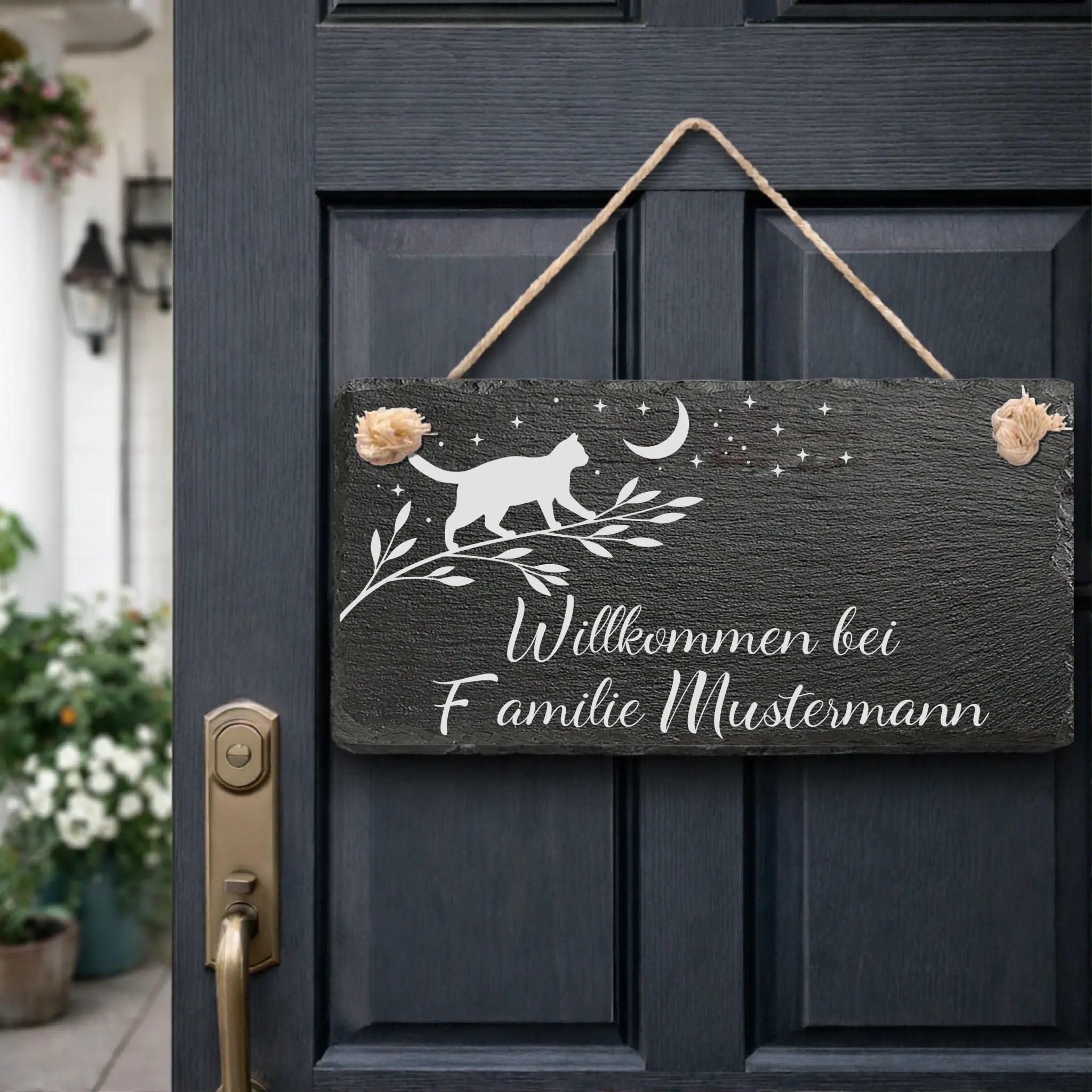 Schiefer Türschild mit Katzenmotiv auf Zweig und Nachthimmel, personalisiert „Willkommen bei Familie …“