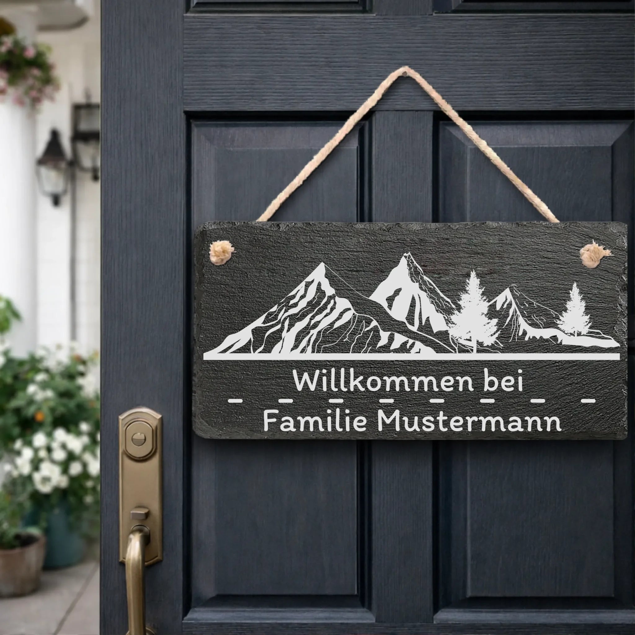 Schiefer Türschild „Herzlich Willkommen“ mit Bergen und Tannen, Familie personalisiert