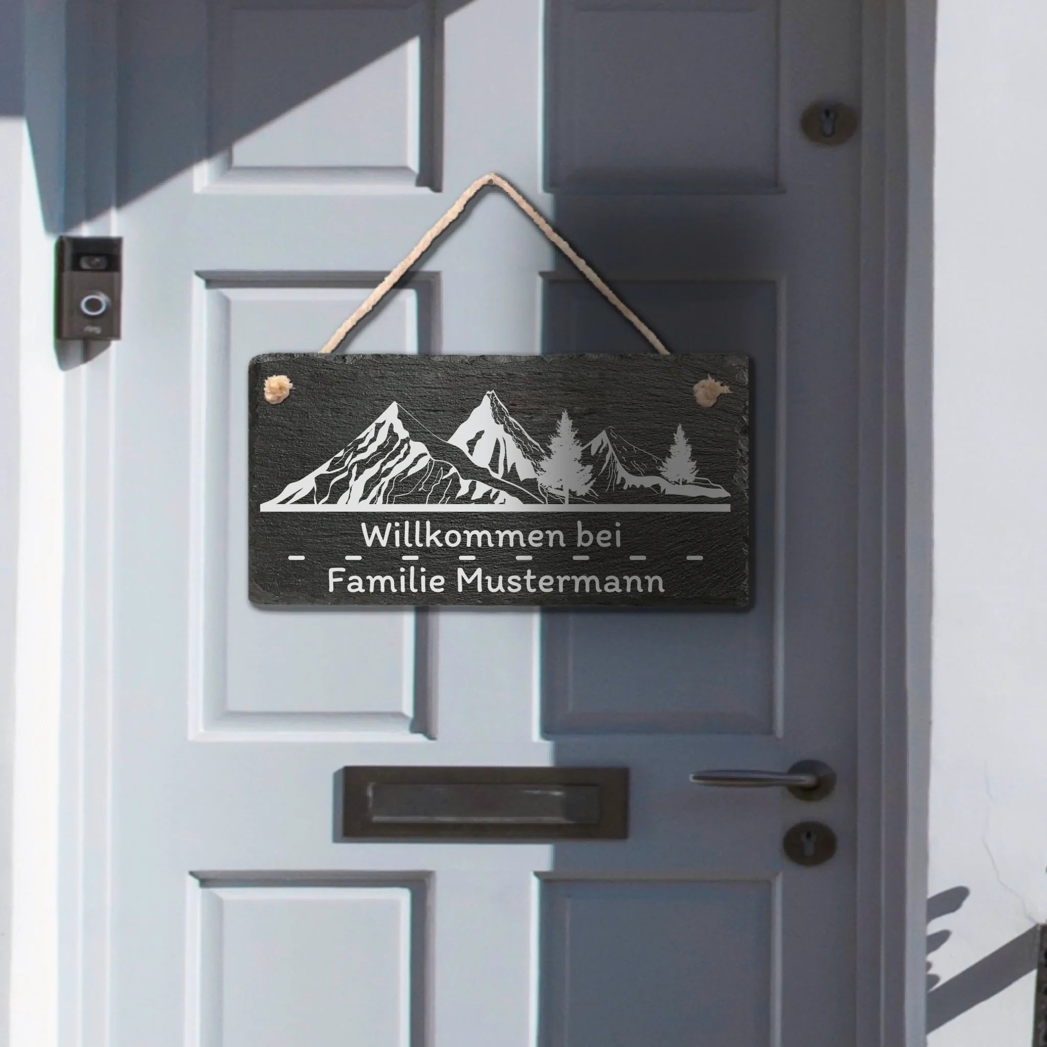 Schiefertafel als Türhänger mit Bergpanorama und Fichten, personalisiert mit Name