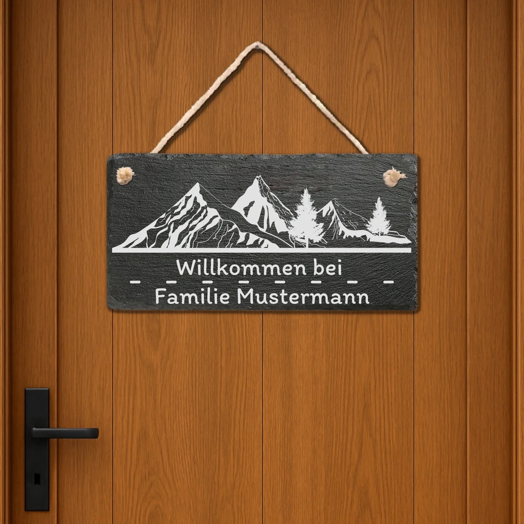 Willkommensschild aus Schiefer mit Berglandschaft, graviert „Herzlich Willkommen bei“ + Familienname