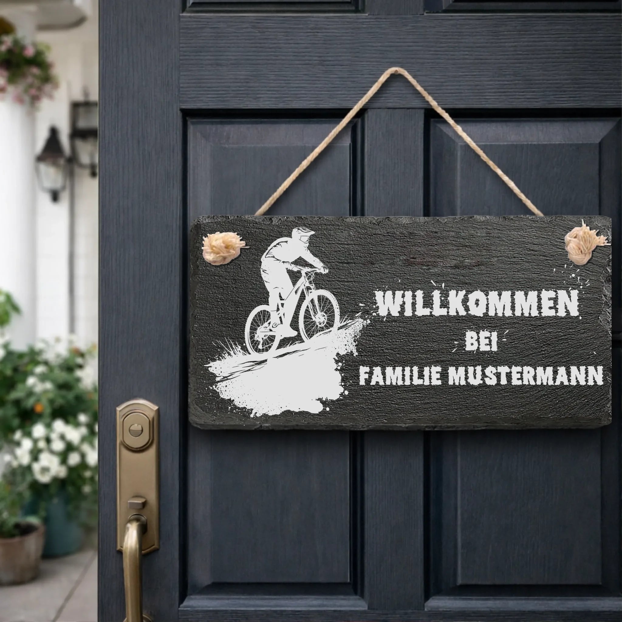 Schiefer Türschild „Willkommen bei“ im MTB-Design mit Fahrradfahrer, personalisiert für Familie