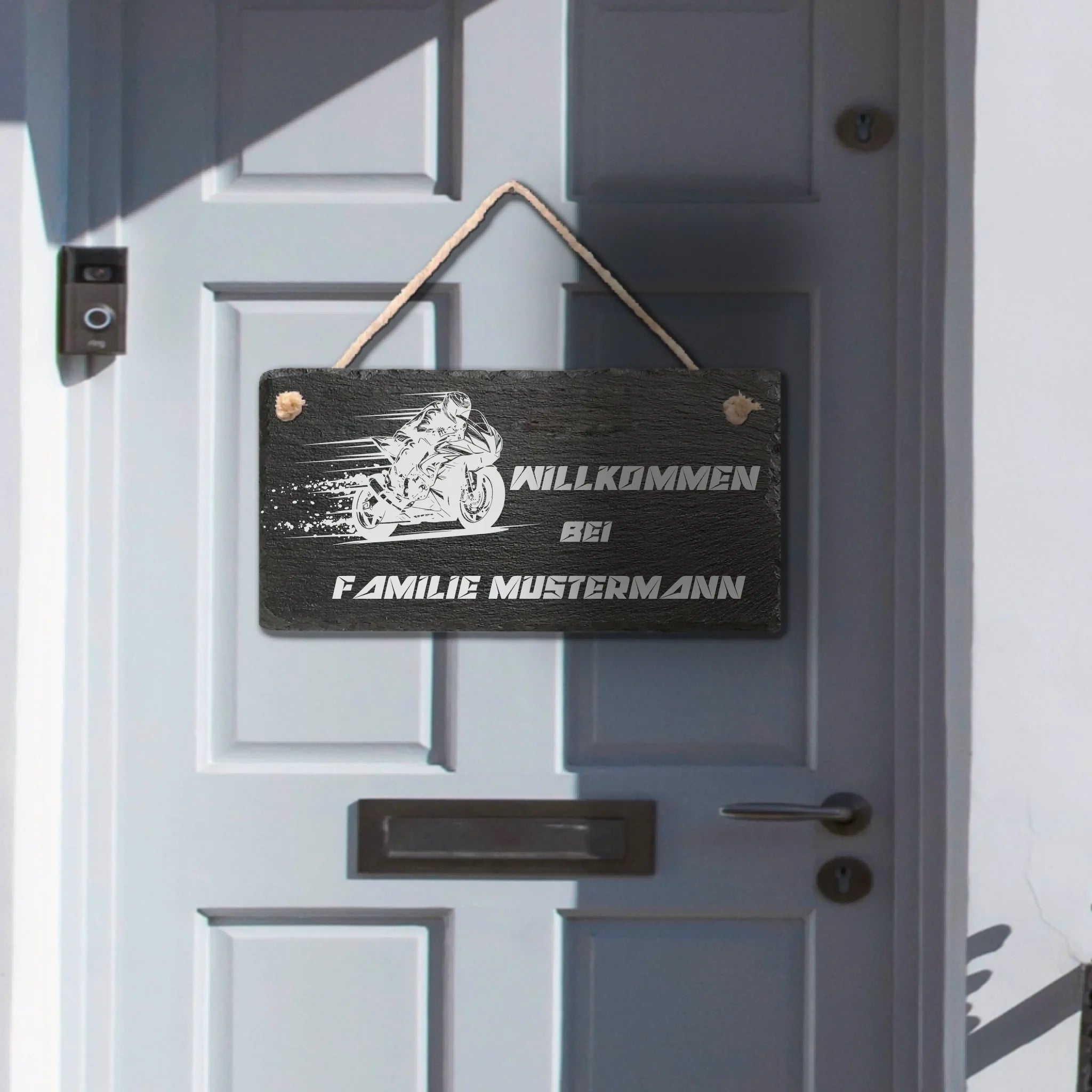 Personalisierbares Familienschild aus Schiefer mit Rennmotorrad und Willkommen Schriftzug