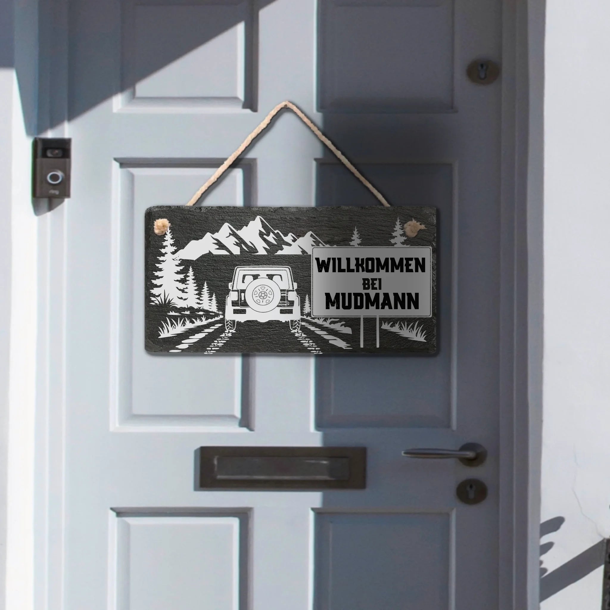Personalisierte Schiefertafel für Offroad-Fans mit Bergmotiv, Waldszene und Familienname