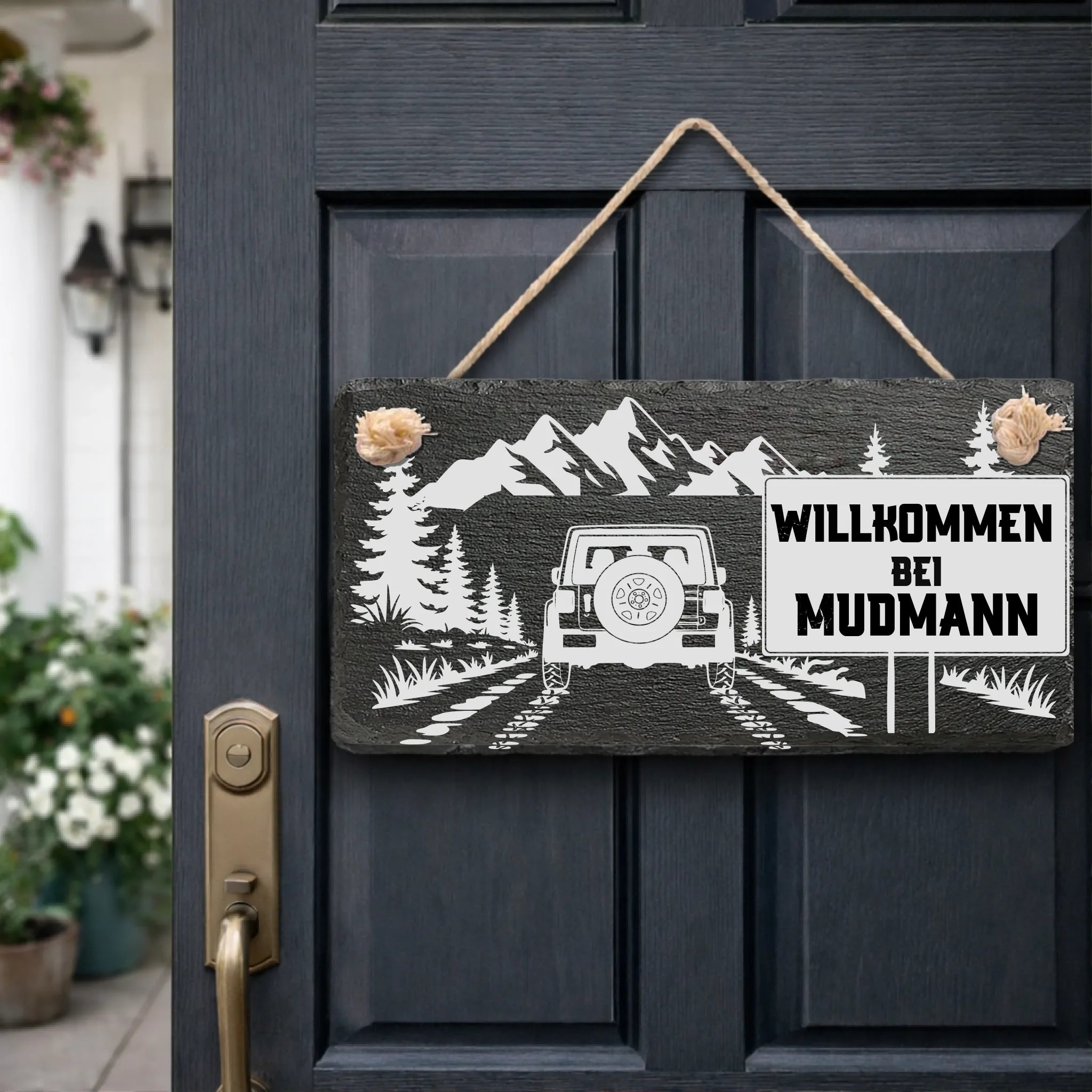 Willkommensschild aus Schiefer mit Offroad-Fahrzeug, Waldlandschaft und personalisiertem Familiennamen