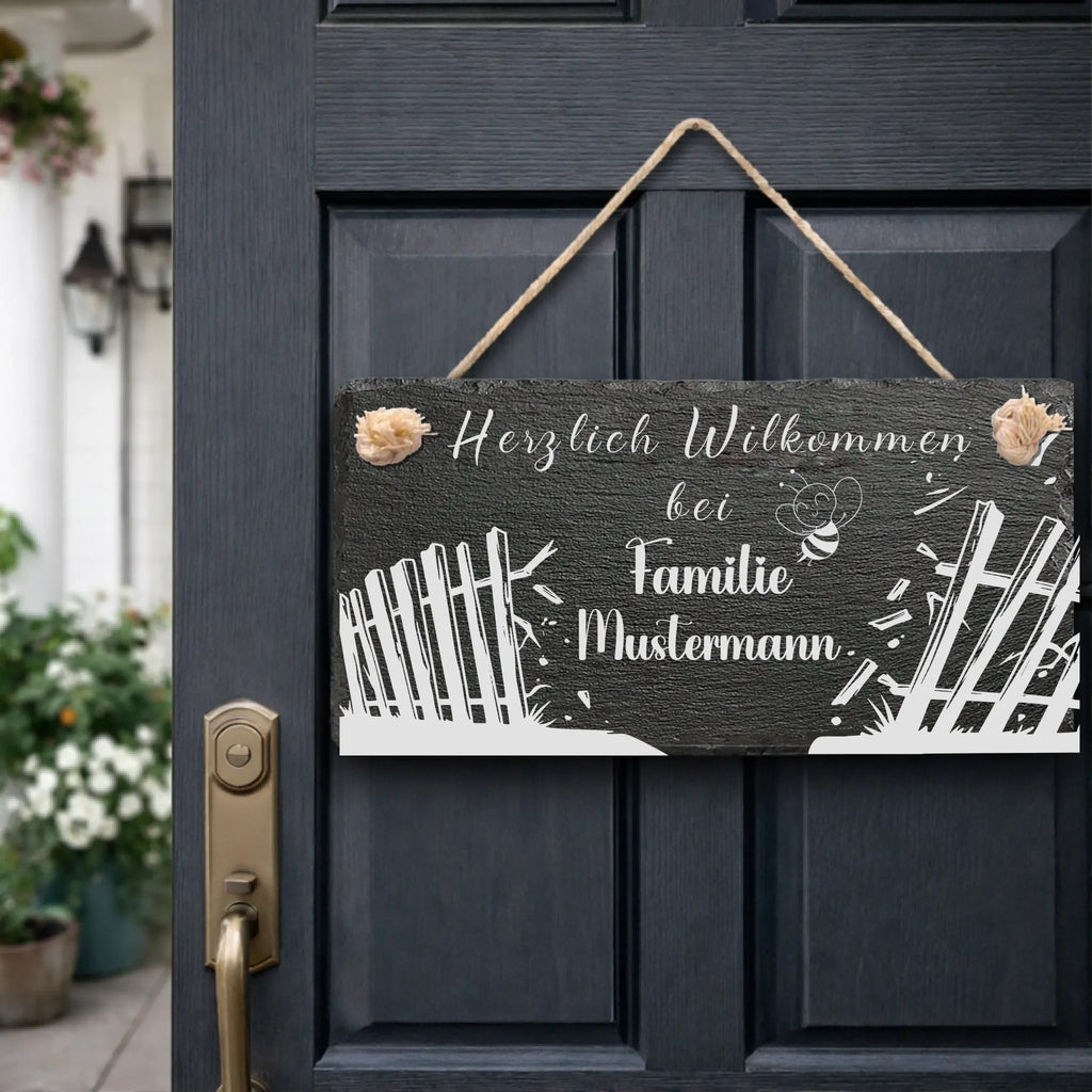 Schieferschild mit Bienenmotiv im Landhausstil und individuellem Familiennamen