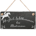 Willkommenstafel aus Schiefer im Reitsport-Design mit Pferdemotiv und personalisiertem Familiennamen
