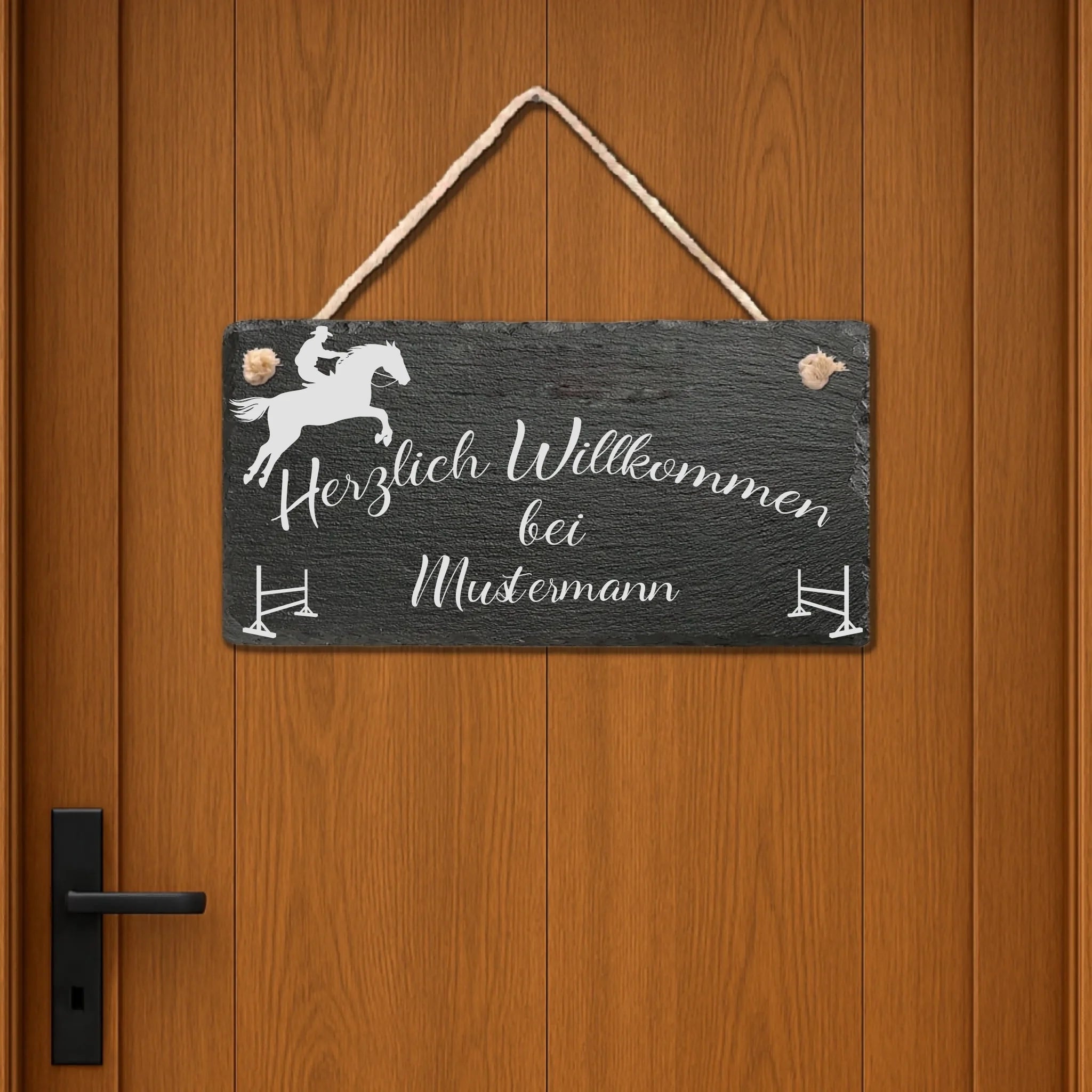 Personalisierte Willkommenstafel aus Schiefer mit Pferd, Reitsportmotiv, Kordel und Familienname