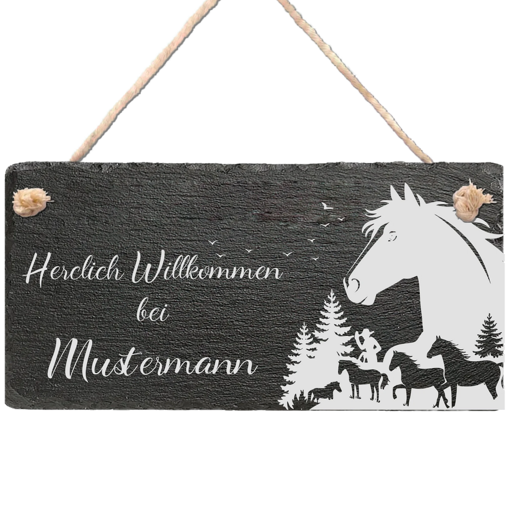 Willkommensschild aus Schiefer mit Pferd und Waldmotiv sowie personalisiertem Familiennamen