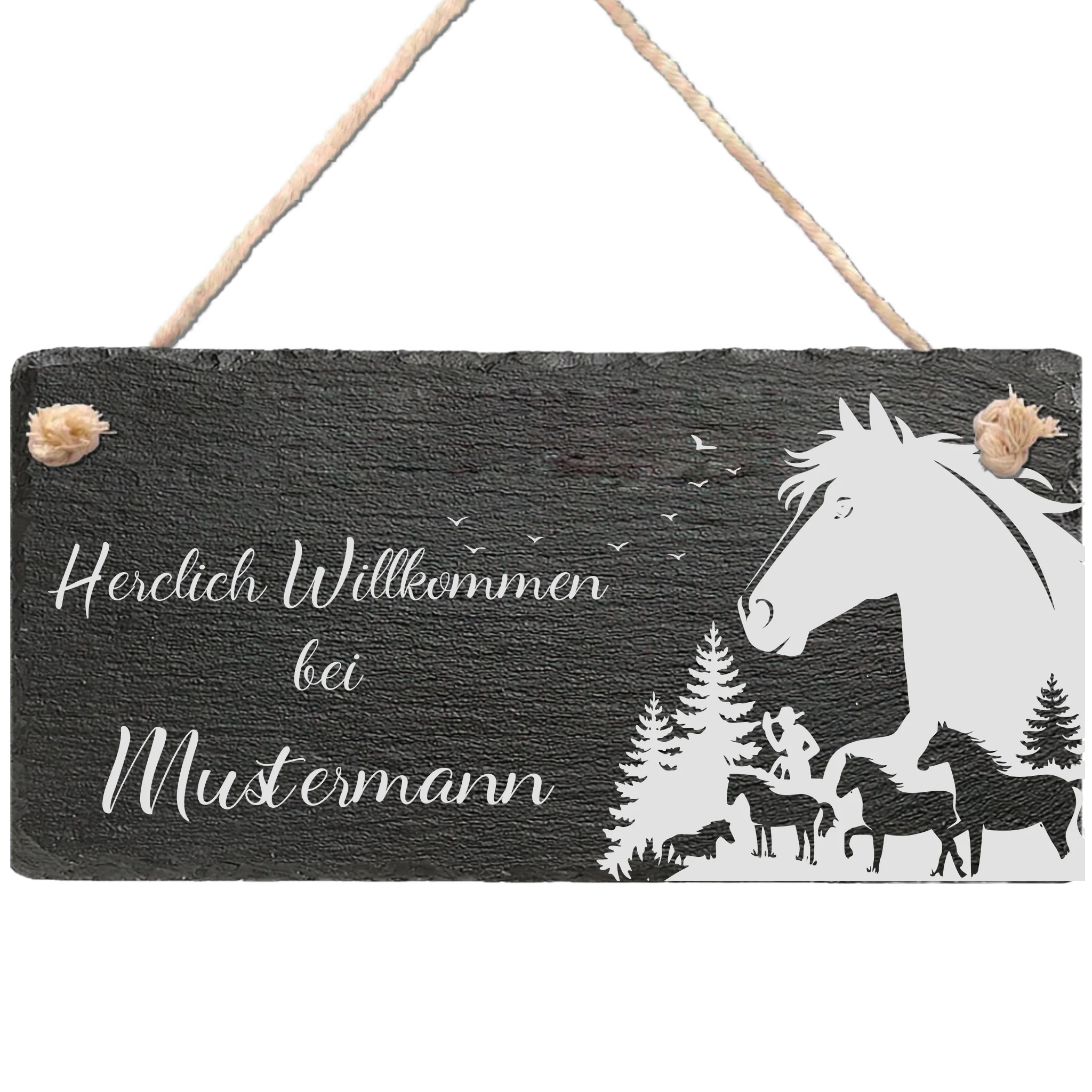 Willkommensschild aus Schiefer mit Pferd und Waldmotiv sowie personalisiertem Familiennamen