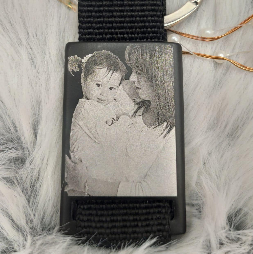 Schlüsselanhänger schwarz mit persönlicher Fotogravur - Tonyshop - Schlüsselanhänger schwarz mit persönlicher Fotogravur