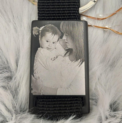 Schlüsselanhänger schwarz mit persönlicher Fotogravur - Tonyshop - Schlüsselanhänger schwarz mit persönlicher Fotogravur