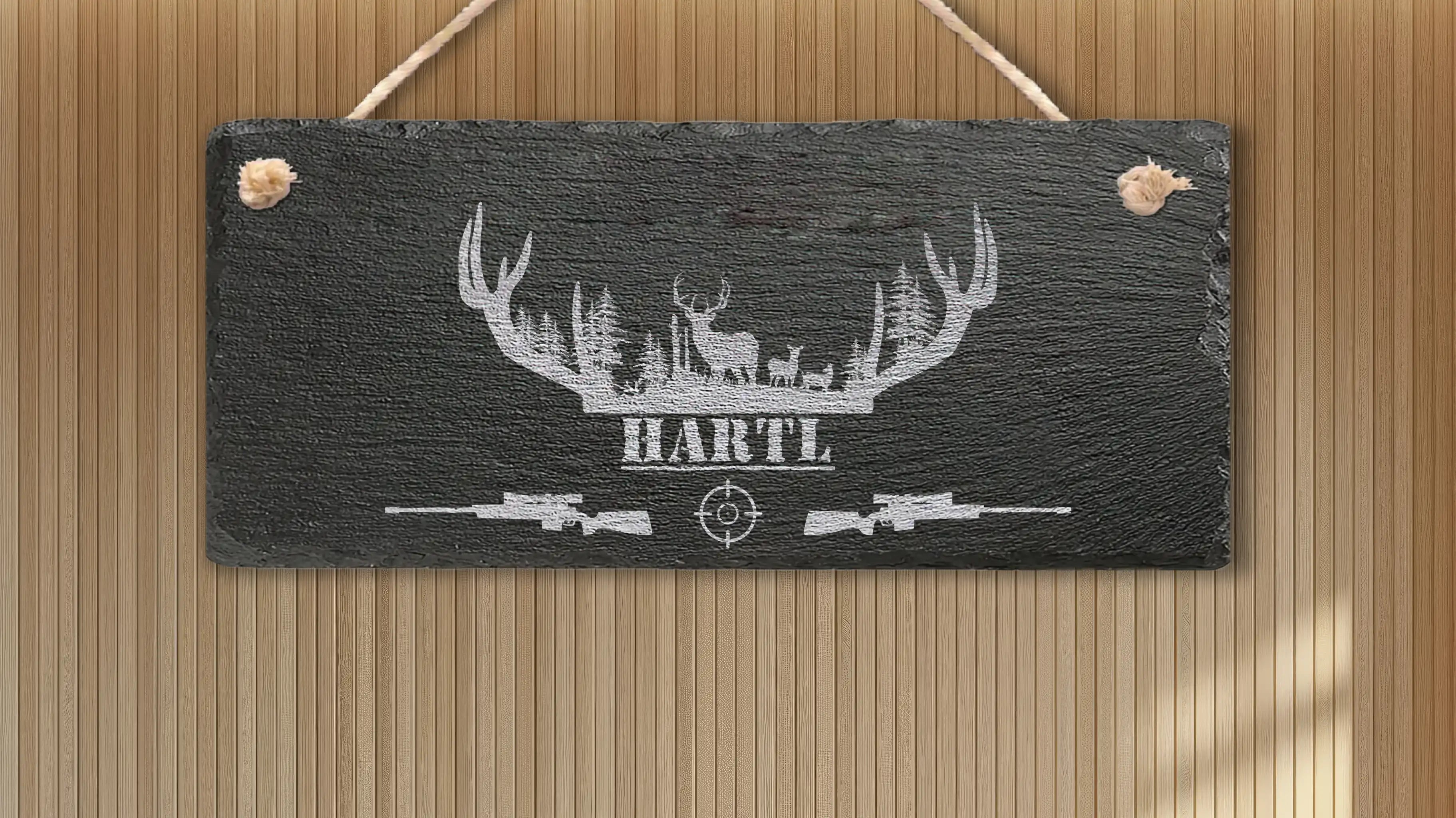 Rustikales Türschild aus Schiefer mit Gravur für Jäger und Naturliebhaber